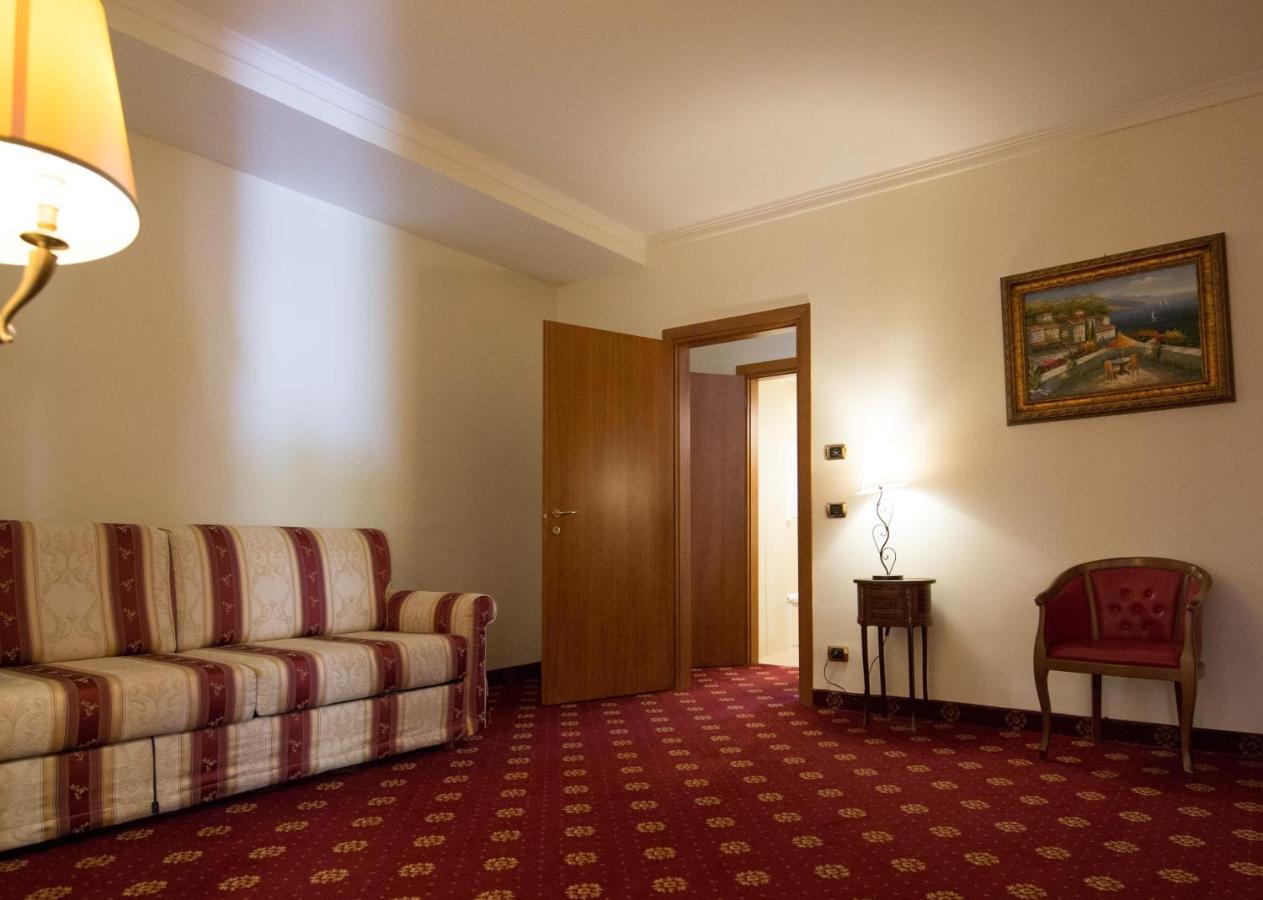 Parco Dei Principi Hotel Рочела Йоника Екстериор снимка