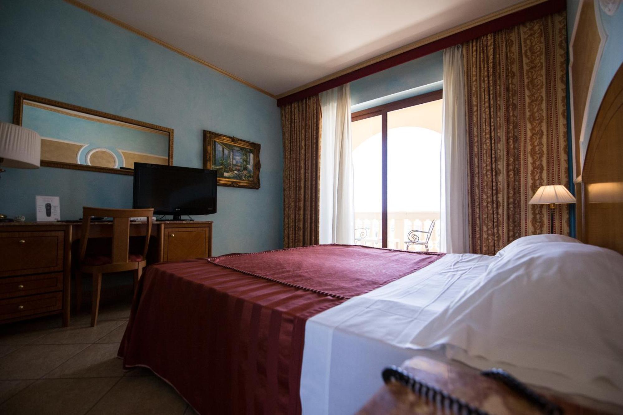 Parco Dei Principi Hotel Рочела Йоника Екстериор снимка